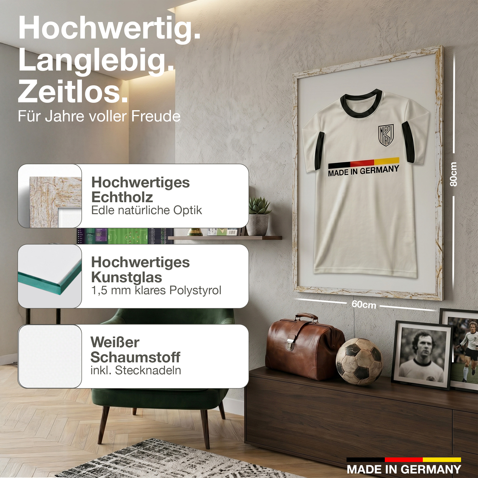 Ein deutsches Fußballtrikot im Rahmen, daneben eine Ledertasche und ein Ball.