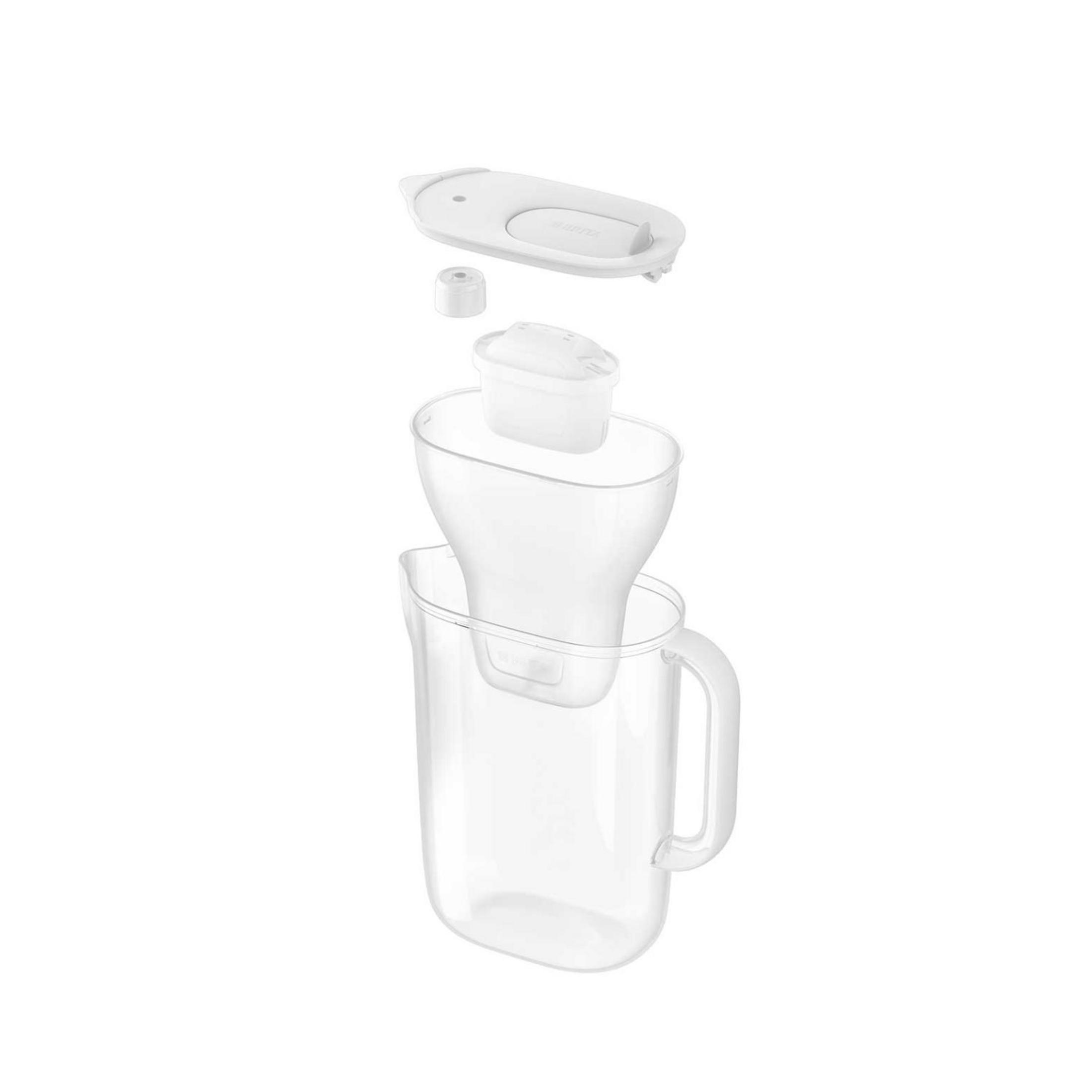 Ein transparenter Wasserfilterkrug mit Deckel und Filterelementen.