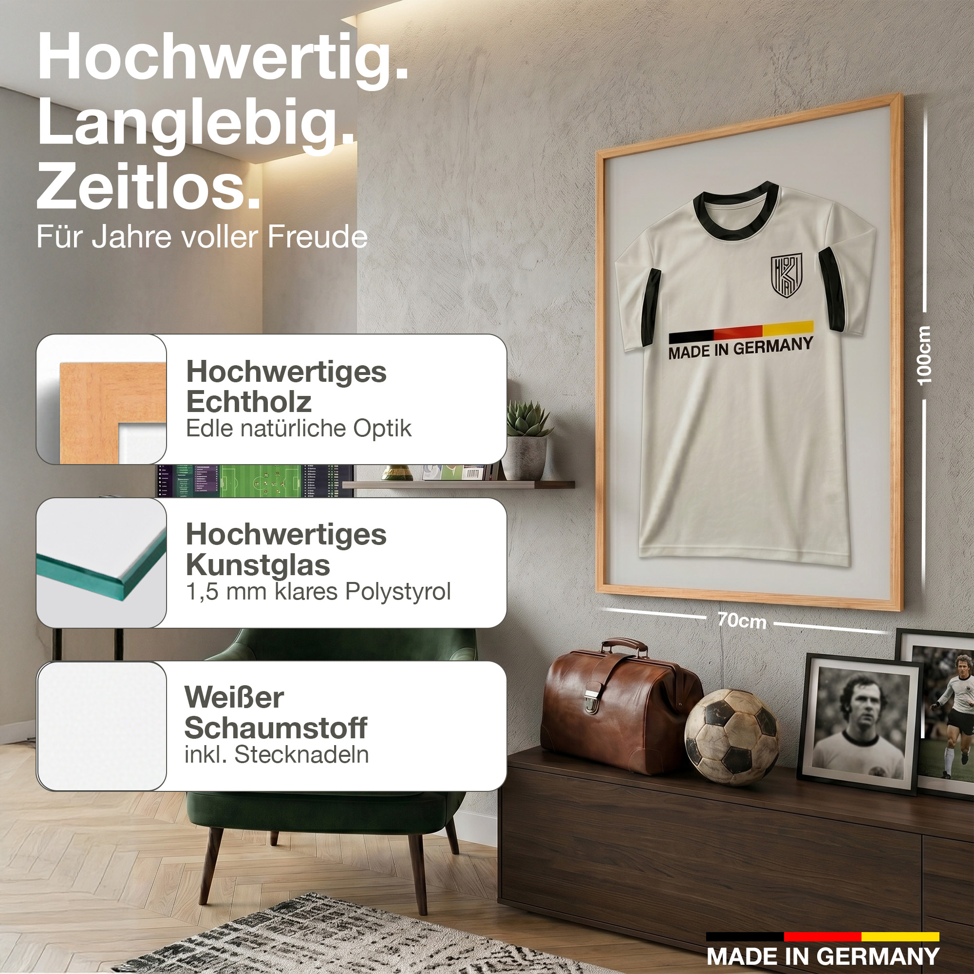Gerahmtes Deutschland Trikot, Lederkoffer, Fußball und Fotos auf einem Holzschrank.