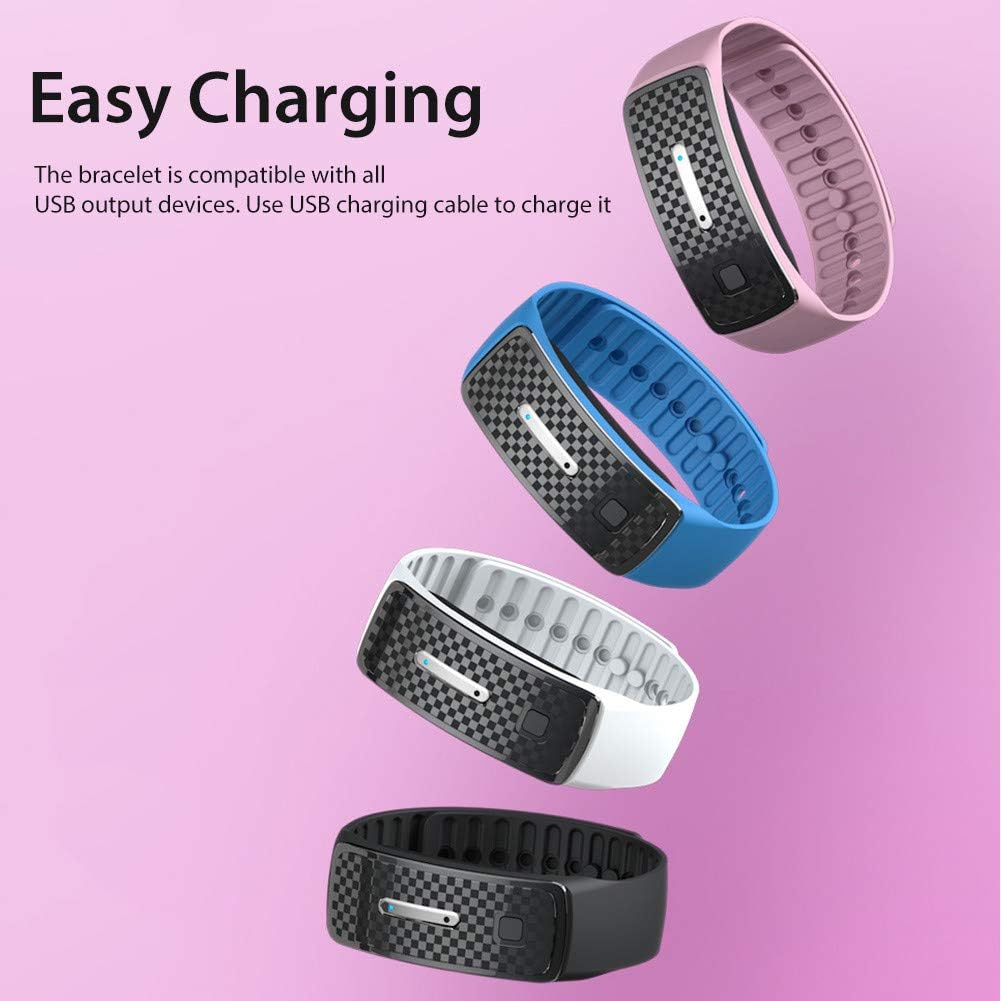 Vier bunte Fitness-Tracker in Rosa, Blau, Weiß und Schwarz.