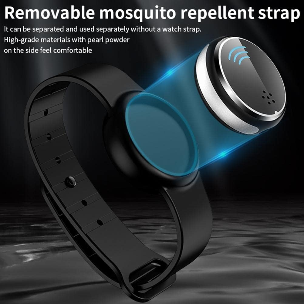 Schwarzes Armband mit abnehmbarem Mückenschutzgerät. Blaue Lichter zeigen die Funktion.