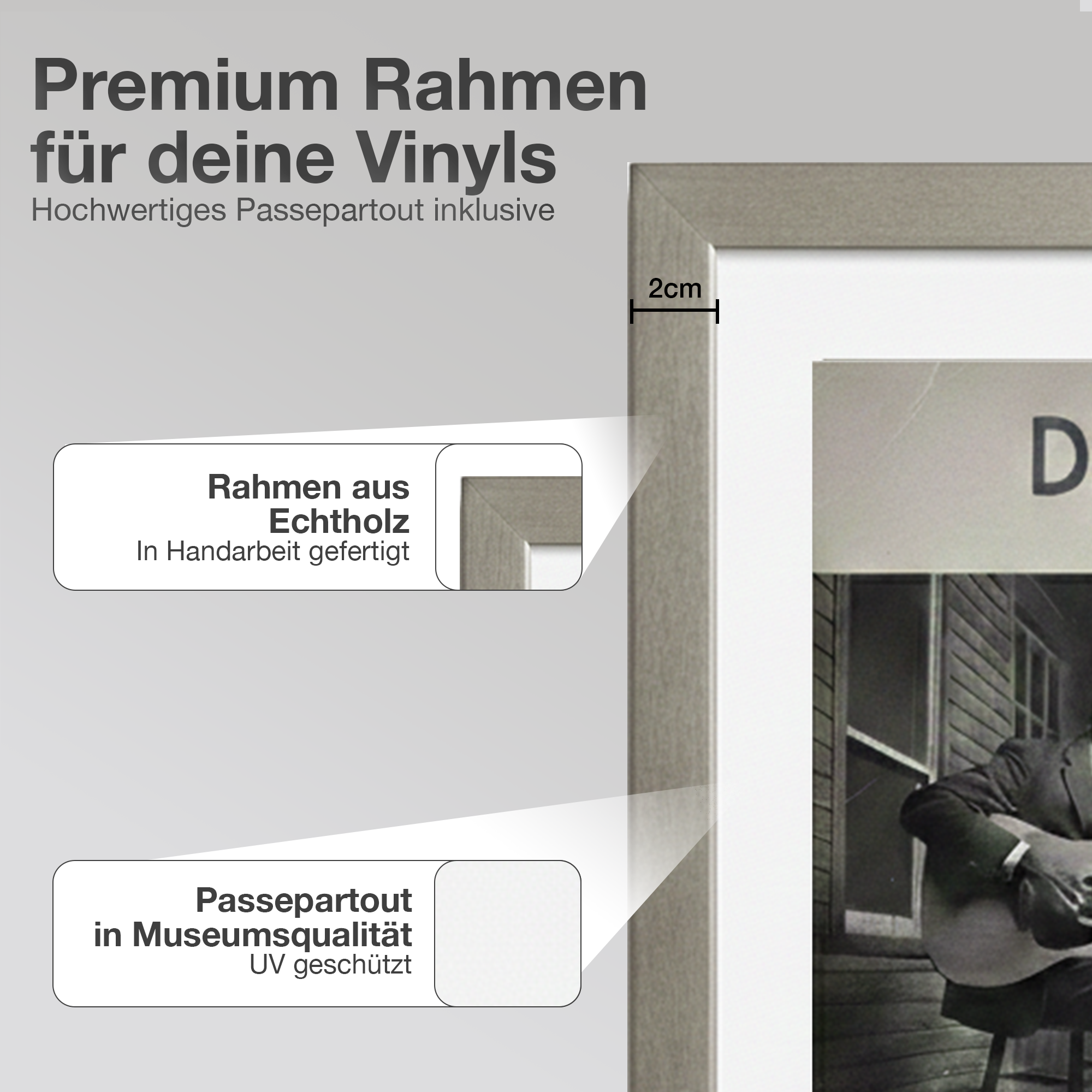 Grauer Bilderrahmen mit Text "Premium Rahmen". Detailansicht zeigt Holzrahmen und Passepartout.