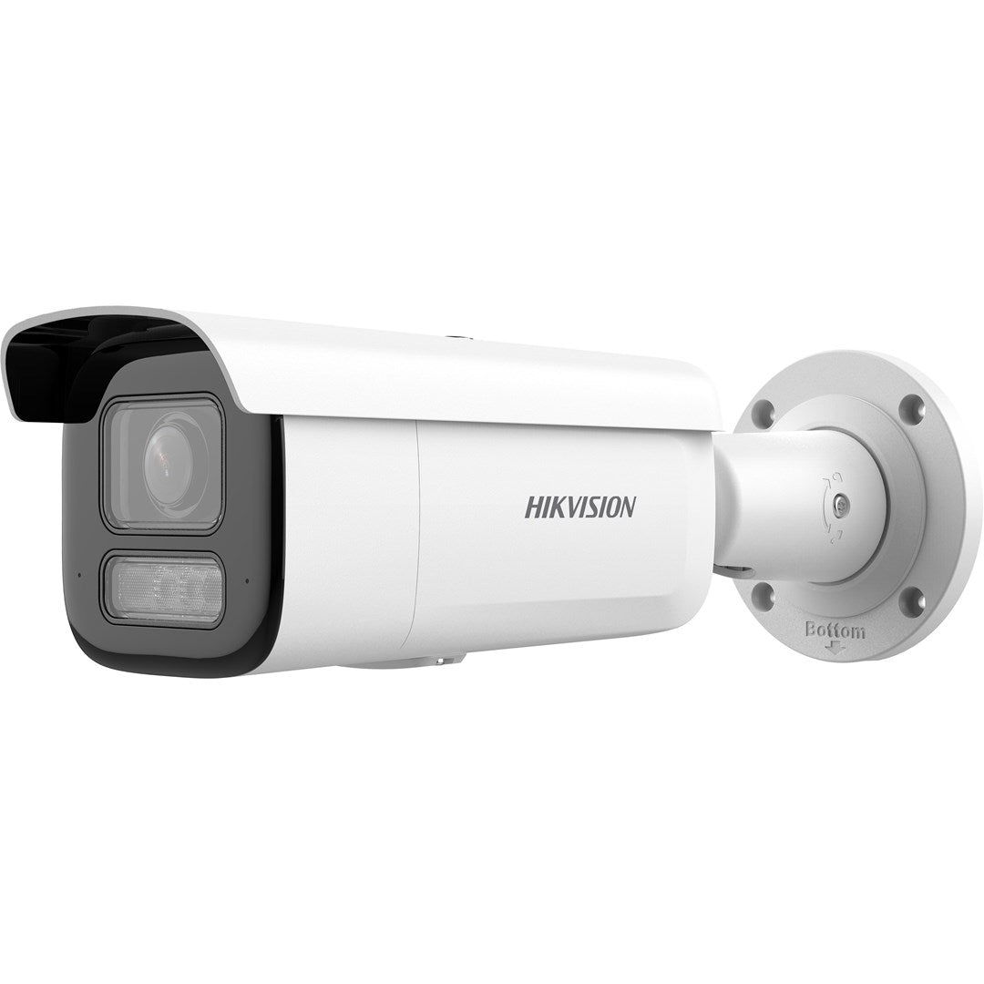 Telecamera di sicurezza bianca Hikvision a proiettile con accenti neri, montata su staffa bianca.