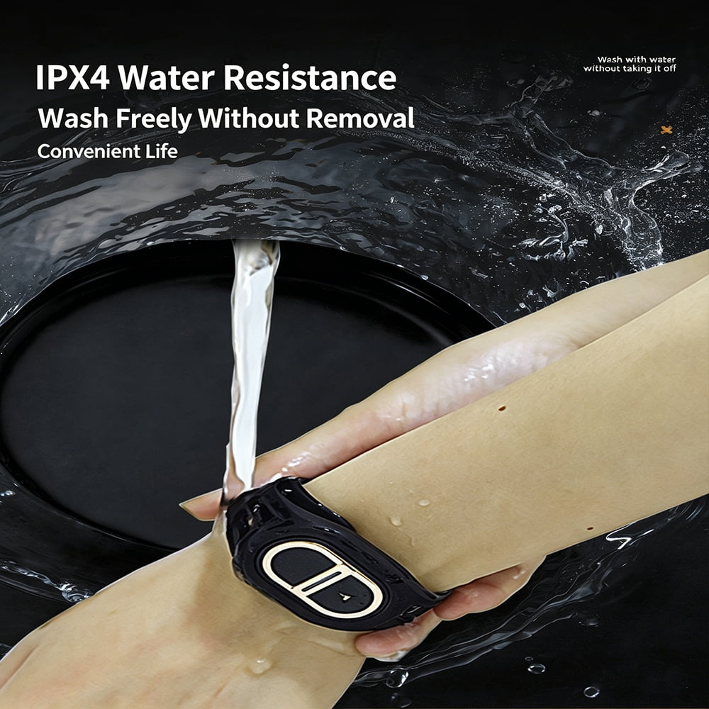 Eine Hand trägt ein schwarzes Smartband, während Wasser darüber läuft. IPX4 Wasserdichtigkeit.