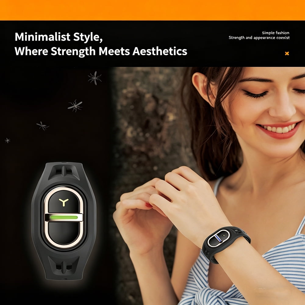Schwarzes Moskitoschutz-Armband mit blauem Display, neben lächelnder Frau.