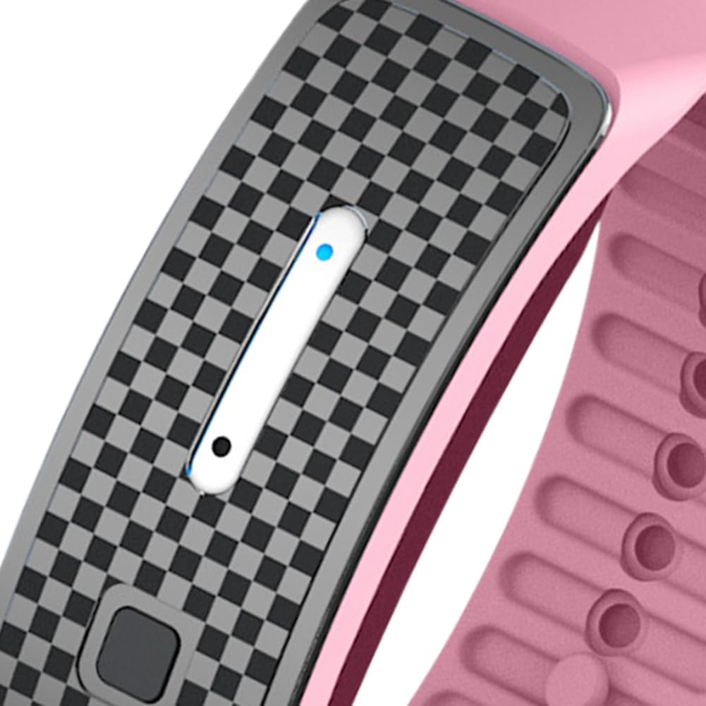 Nahaufnahme eines rosafarbenen Fitness-Trackers mit kariertem Muster und LED-Licht.