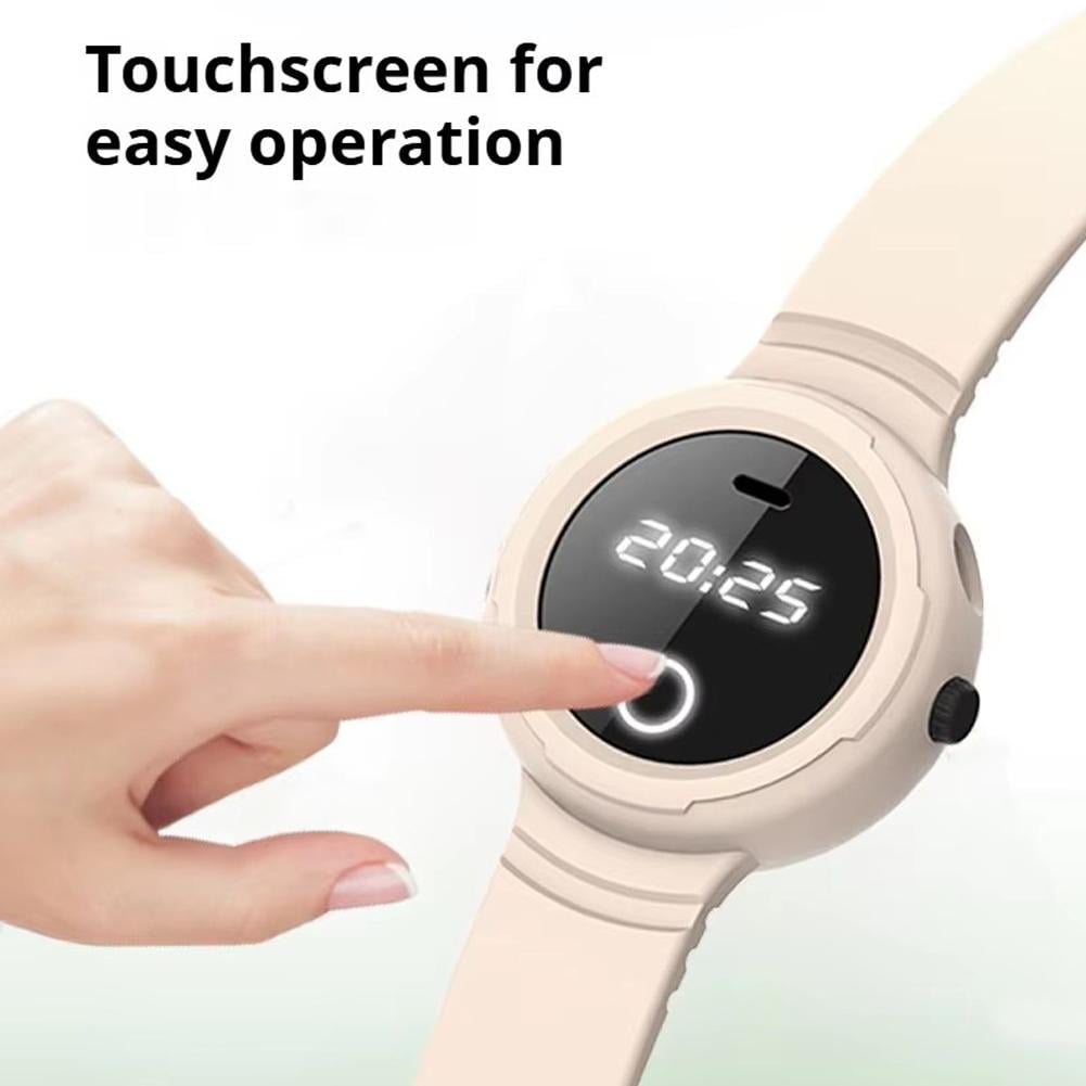 Eine Hand berührt den Touchscreen einer hellbeigen Smartwatch, die 20:25 Uhr anzeigt.