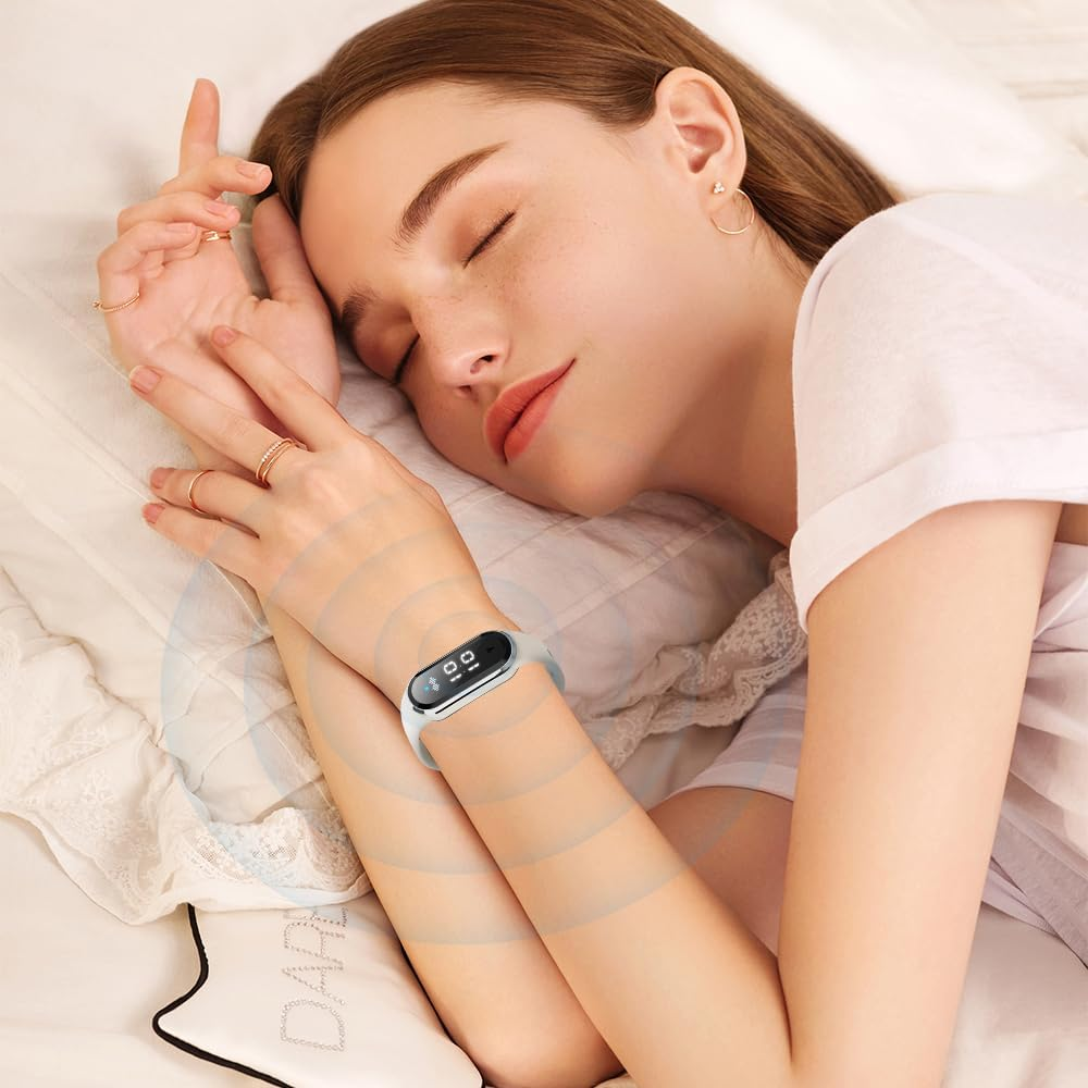 Junge Frau schläft auf einem Kissen, trägt ein weißes Smartwatch am linken Handgelenk.