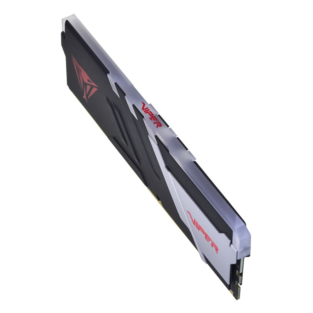 Ein einzelnes schwarzes und silbernes RAM-Modul mit rotem Viper-Logo auf weißem Hintergrund.