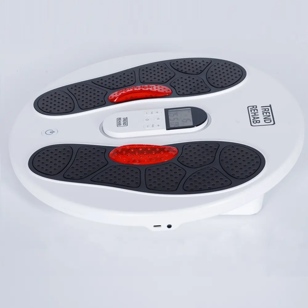 Ein weißes Balanceboard mit schwarzen, texturierten Fußpolstern und roten Akzenten, mit Digitalanzeige.