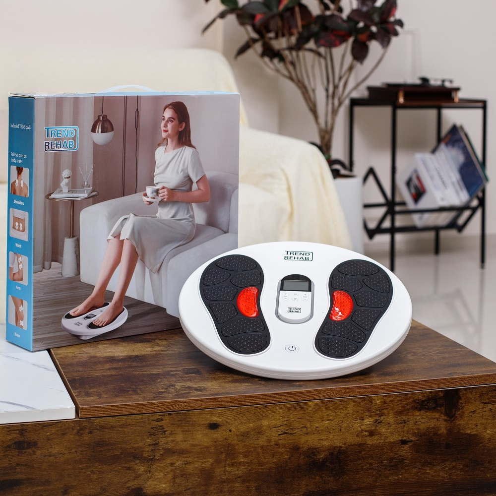 Ein weies Fumassagegert mit schwarzen und roten Akzenten steht auf einem Holztisch.