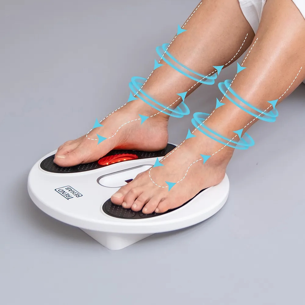 Füße auf einem weißen Balance-Board mit blauen Pfeilen, die Kreislaufbewegungen anzeigen.