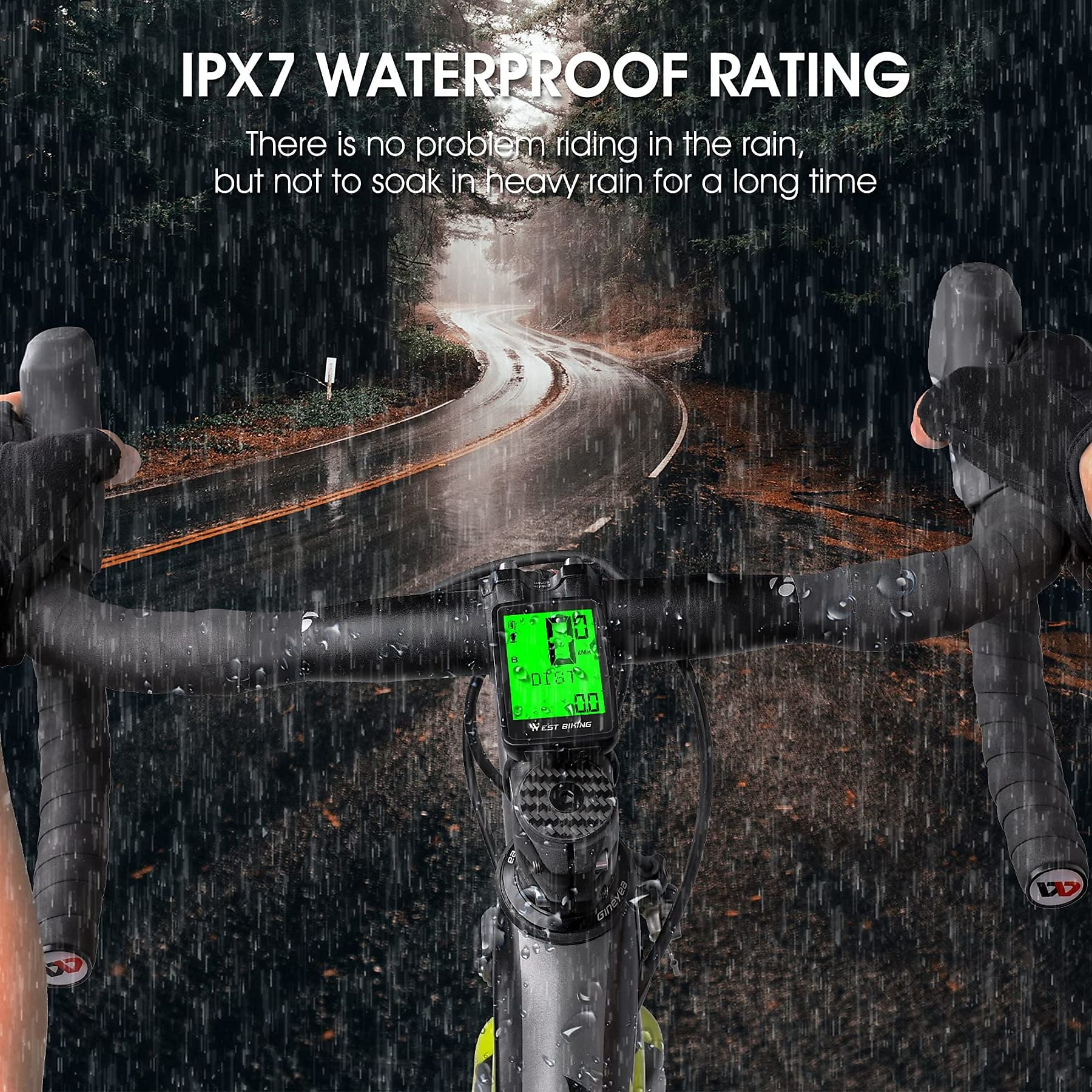 Fahrradlenker mit Fahrradcomputer, der bei Regen auf einer nassen Straße fährt.