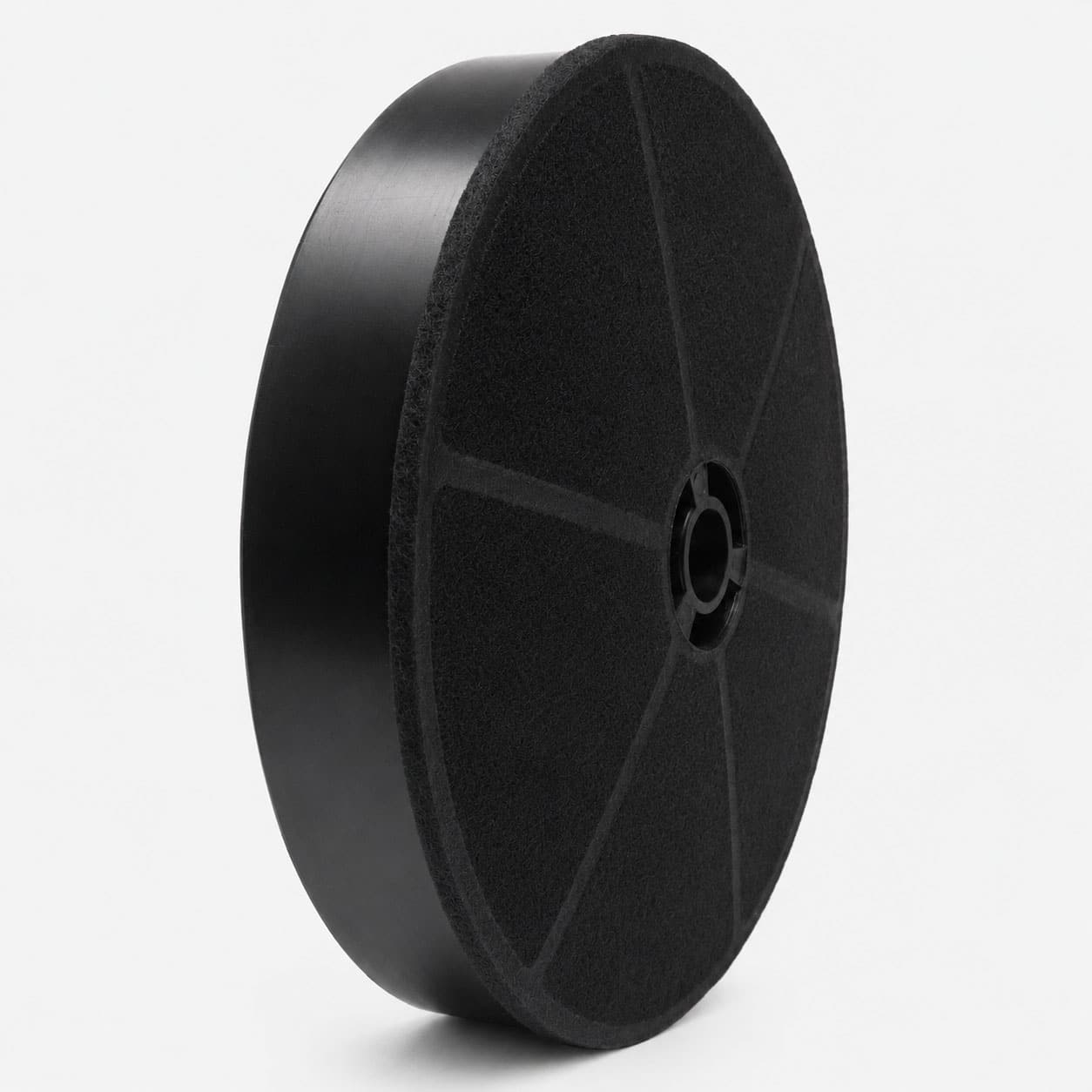 Schwarzer Aktivkohlefilter mit schwarzem Gehäuse, kreisförmig.