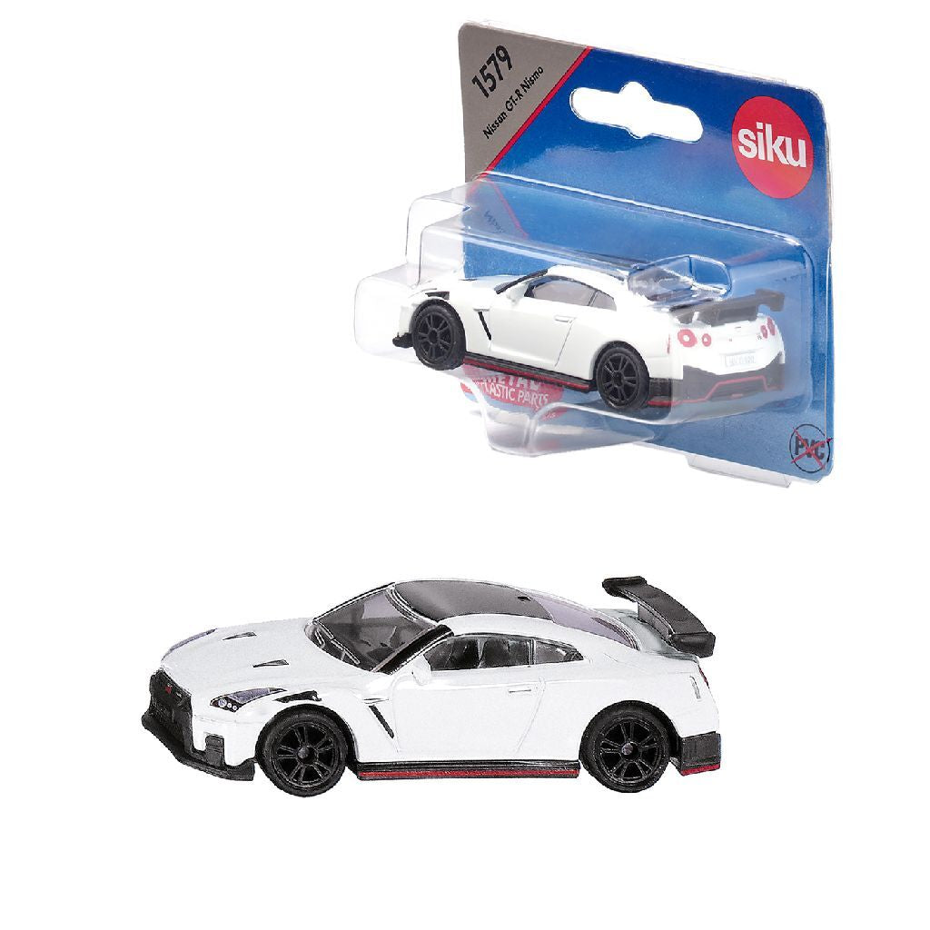 Weißes Spielzeugauto Nissan GT-R Nismo in Verpackung und daneben.