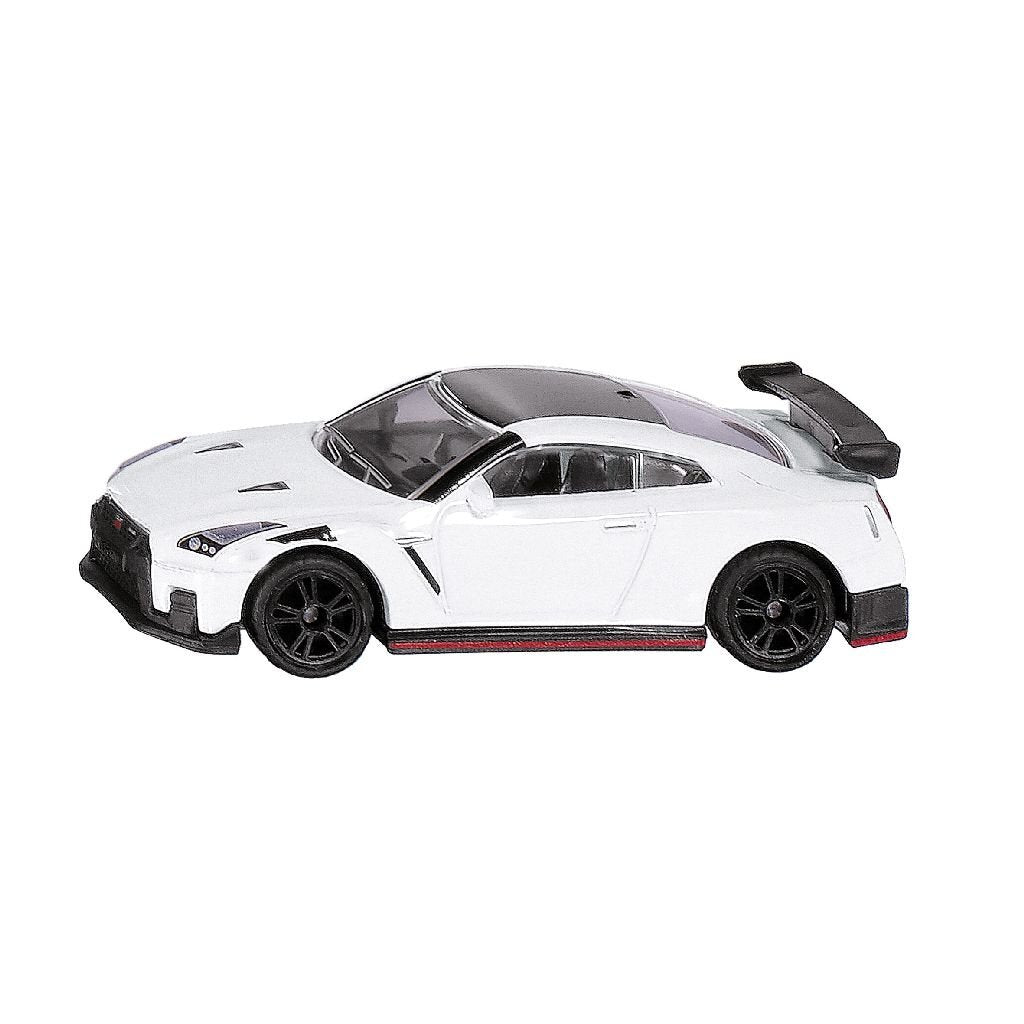 Ein weißes Spielzeugauto mit schwarzem Spoiler und schwarzen Felgen.