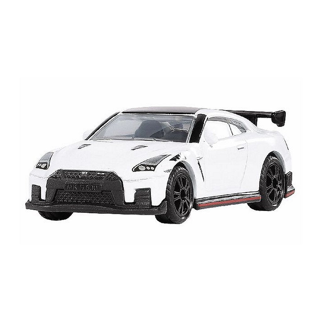 Weißer Nissan GT-R mit schwarzem Dach und Spoiler, auf schwarzen Felgen.