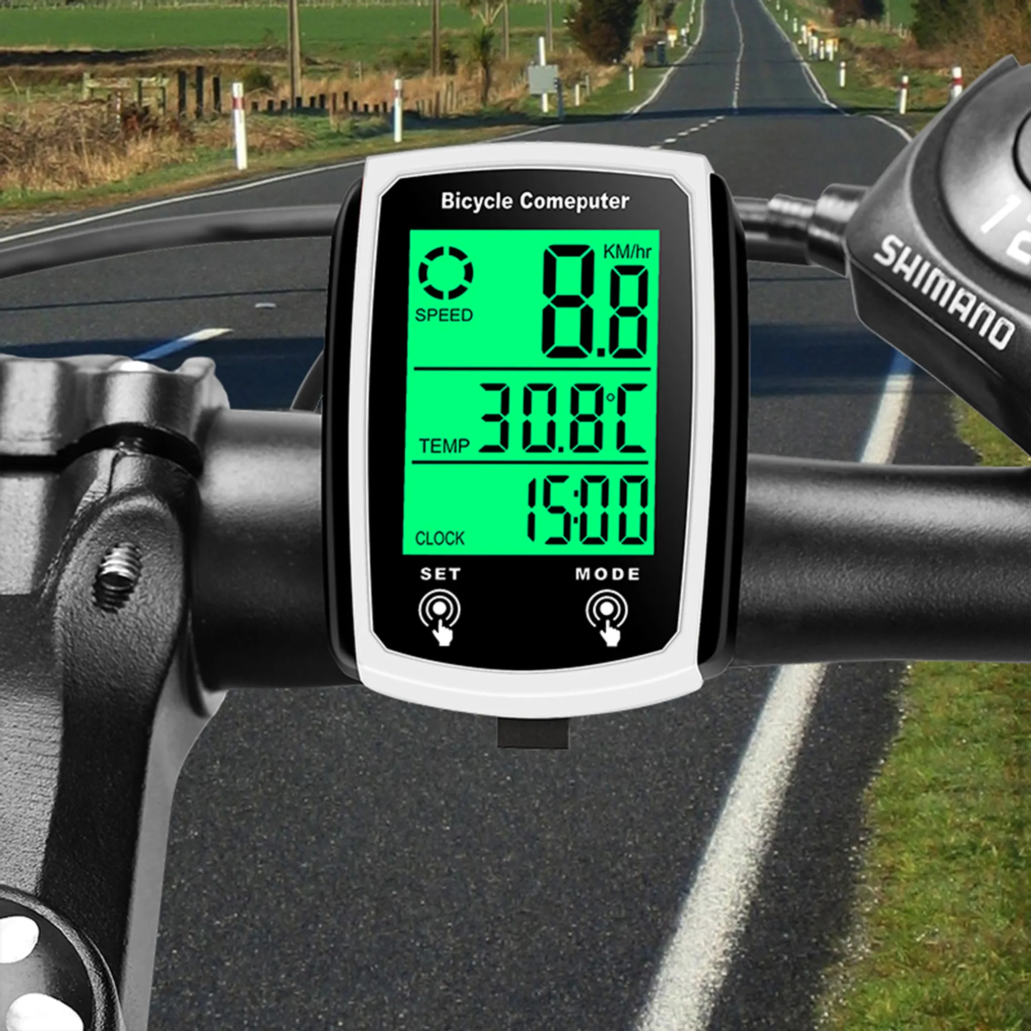 Fahrradcomputer zeigt Geschwindigkeit, Temperatur und Uhrzeit auf grünem Display an.