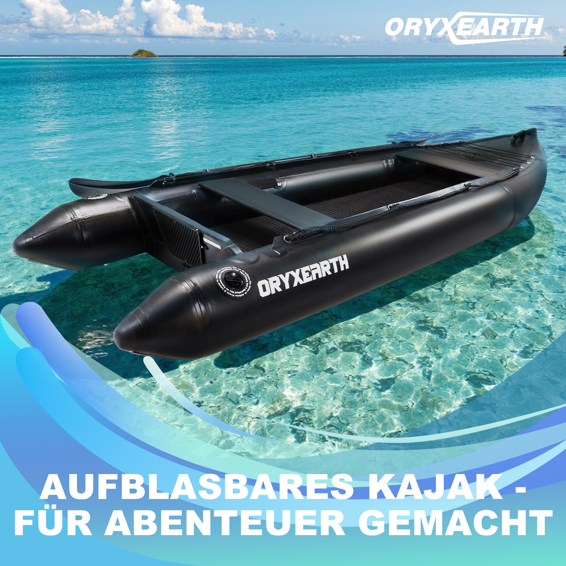 Ein schwarzes Schlauchkajak liegt im kristallklaren Meer vor einer kleinen Insel.