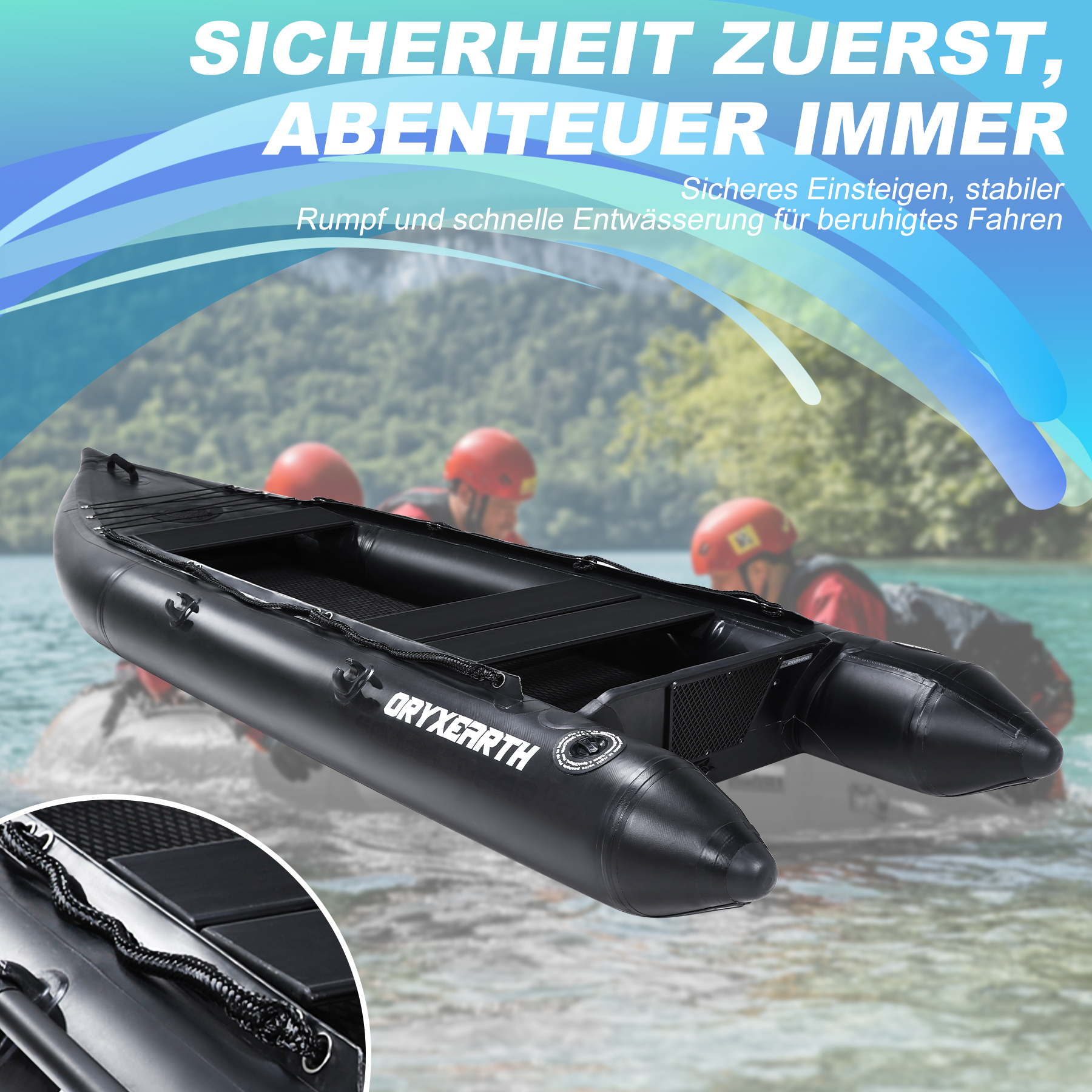 Schwarzes Schlauchboot mit ORYXEARTH-Logo auf dem Wasser, Personen mit roten Helmen im Hintergrund.