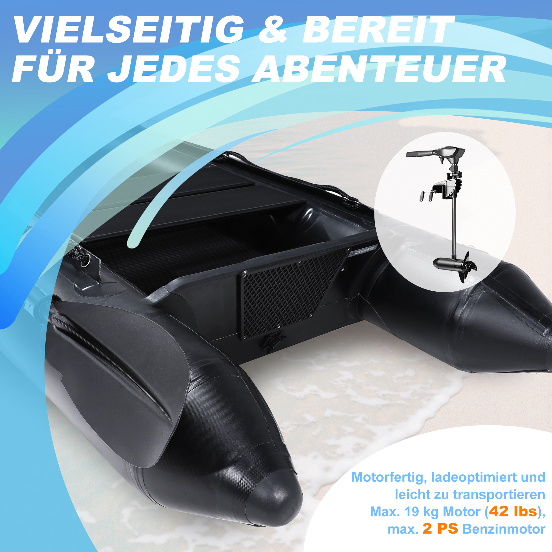 Schwarzes Schlauchboot am Strand mit Außenbordmotor-Detail.