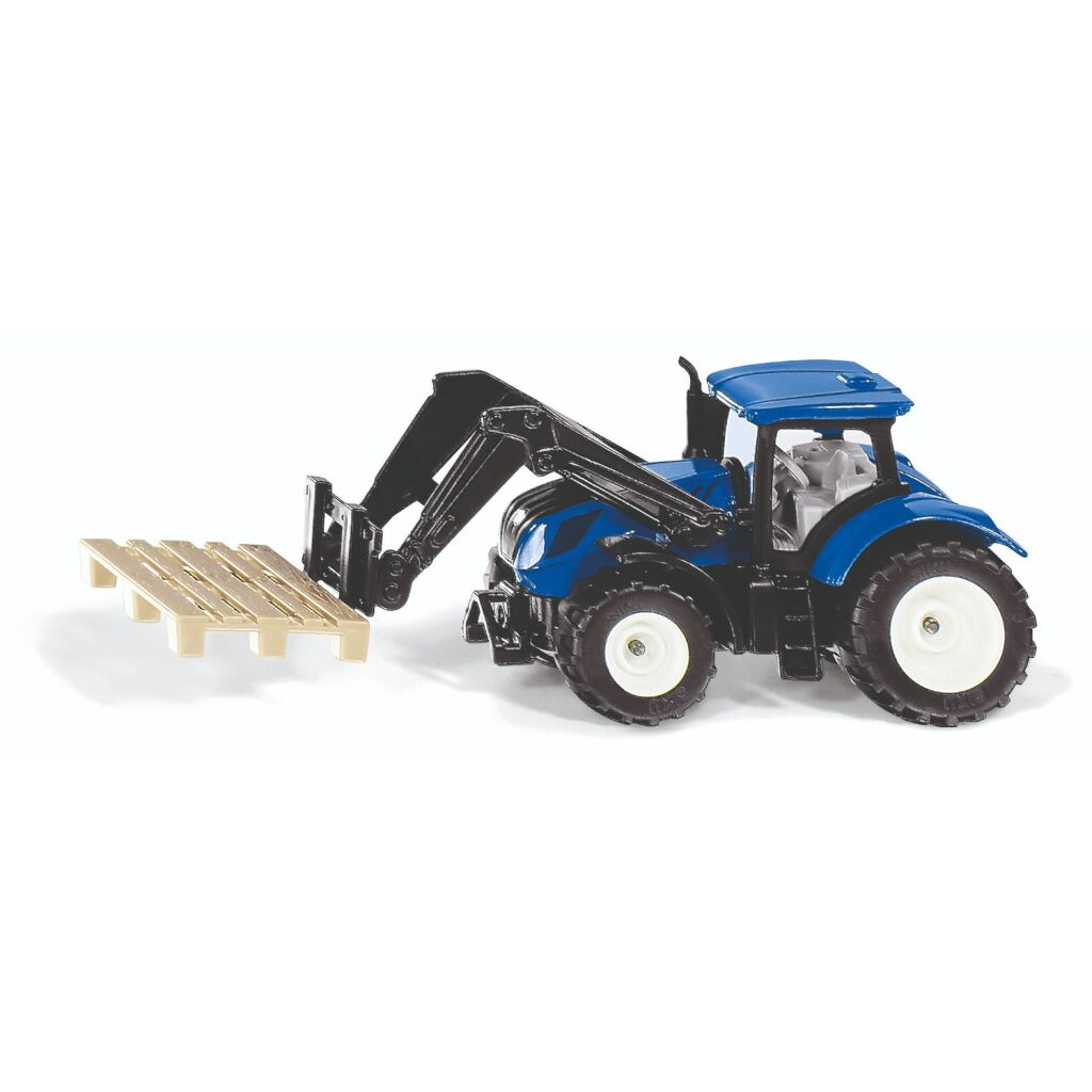 Ein blauer Spielzeugtraktor mit Frontlader hebt eine kleine Holzpalette an.