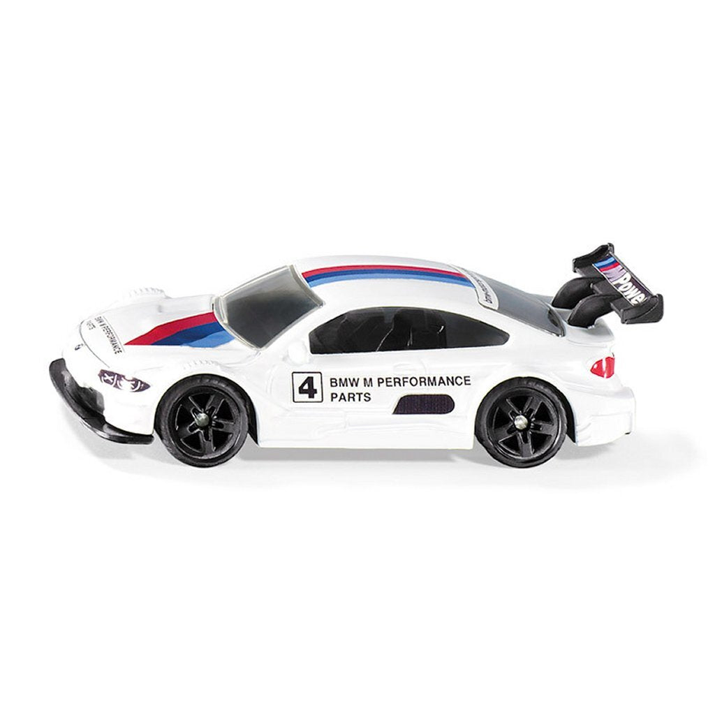 Ein weißes BMW M Performance Spielzeugauto mit Nummer 4 und Flügel.
