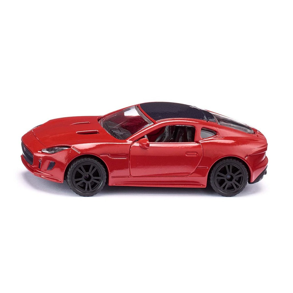 Ein rotes Spielzeugauto mit schwarzem Dach und schwarzen Rädern auf weißem Hintergrund.