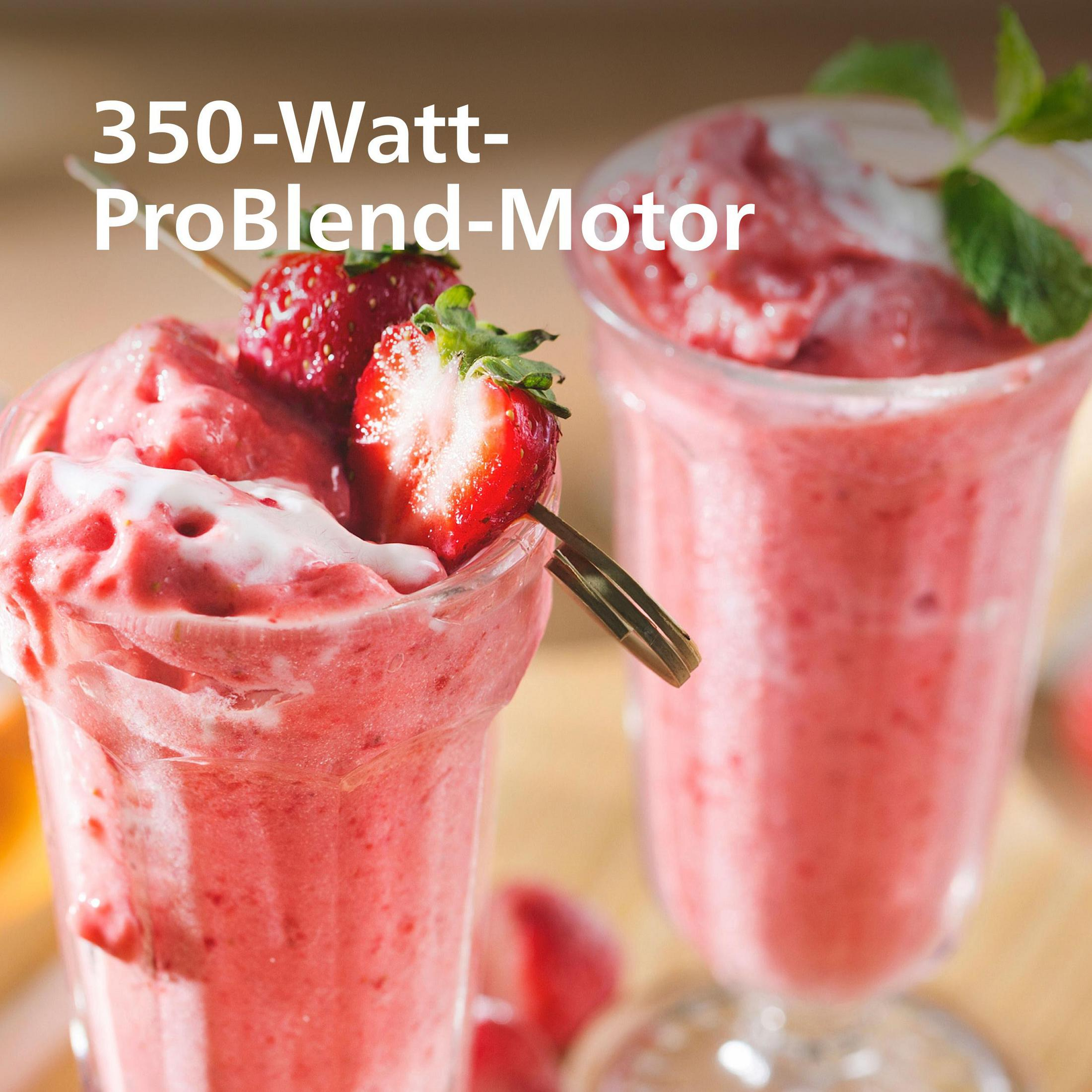 Due bicchieri di frullato alla fragola guarniti con panna e fragole fresche.