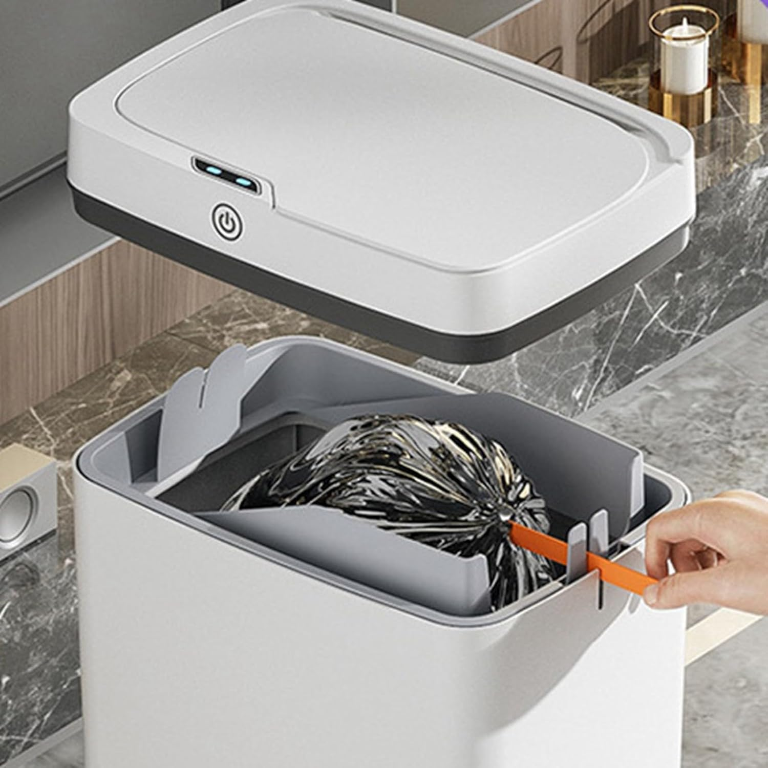 Weiße automatische Mülltonne mit schwarzem Müllsack, der mit einem orangefarbenen Werkzeug versiegelt wird.