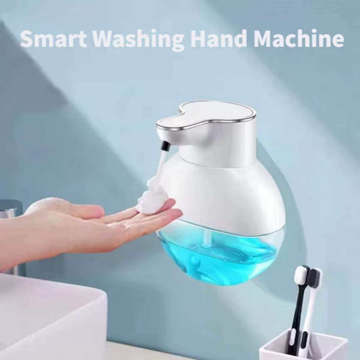 Automatischer Seifenspender gibt Schaum in eine Hand ab. Blaue Flüssigkeit sichtbar.