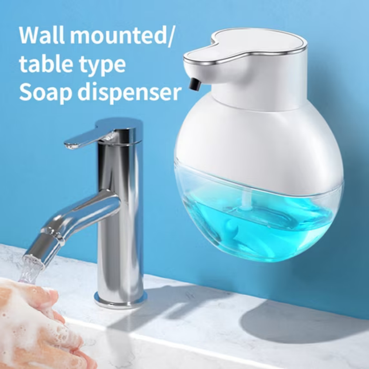 Seifenspender mit blauem Inhalt neben einem Wasserhahn mit schäumenden Händen.