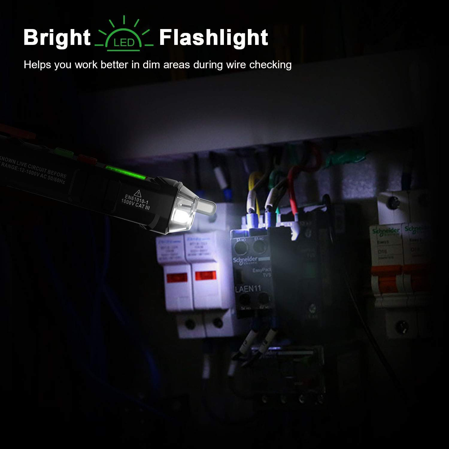 Helle LED-Taschenlampe beleuchtet Schalttafel mit Leistungsschaltern und Drähten.