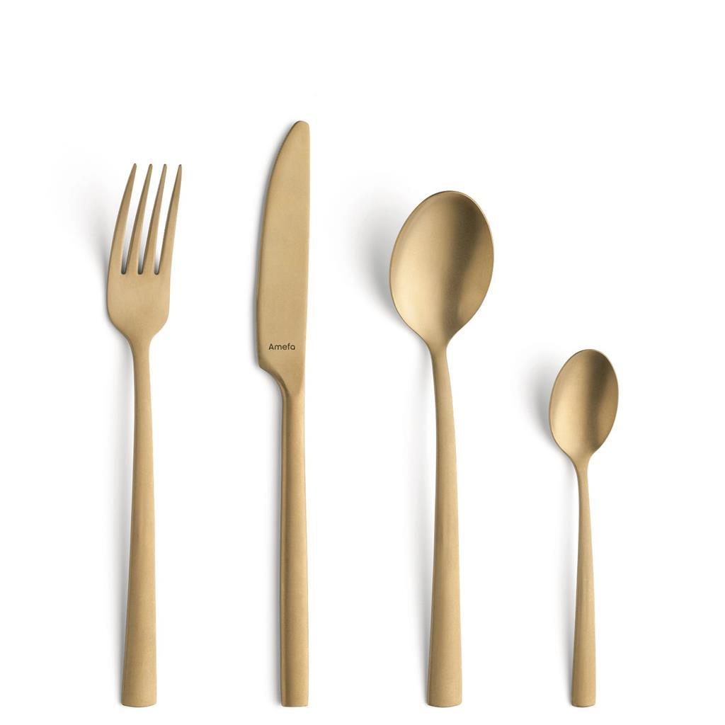 Ein goldener Satz Besteck, bestehend aus Messer, Gabel und zwei Löffeln, liegt auf weißem Hintergrund.