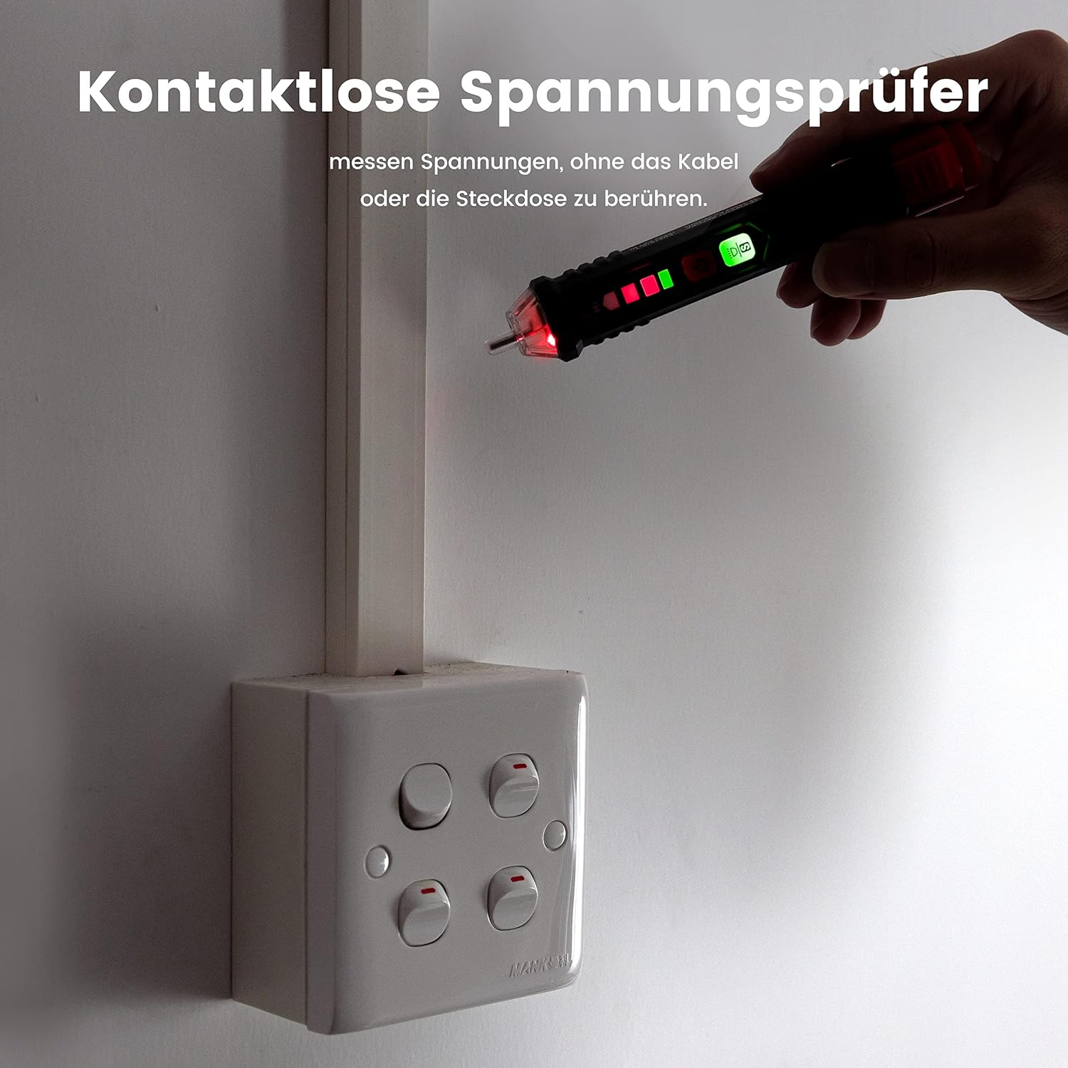 Eine Hand hält einen Spannungsprüfer in der Nähe einer Steckdose mit vier Schaltern. Der Prüfer leuchtet.