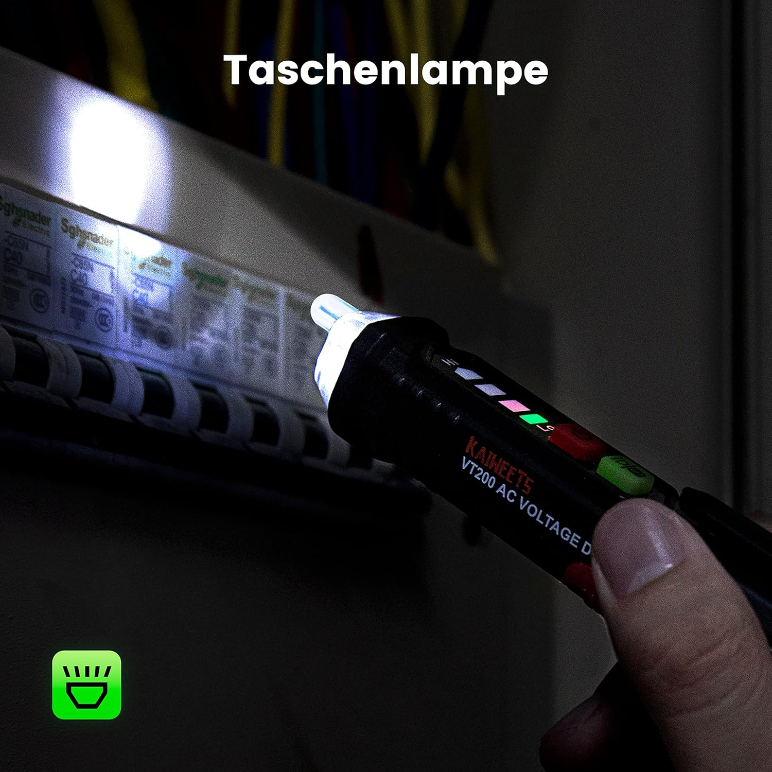 Ein schwarzer Spannungsprüfer leuchtet auf Sicherungen in einem dunklen Schaltschrank.
