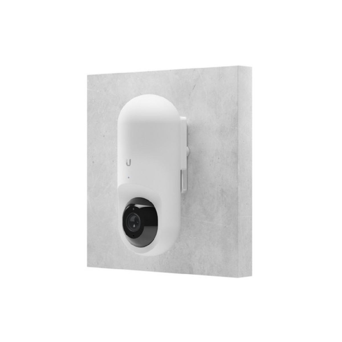 Una telecamera di sicurezza bianca con obiettivo nero è montata su un muro grigio.
