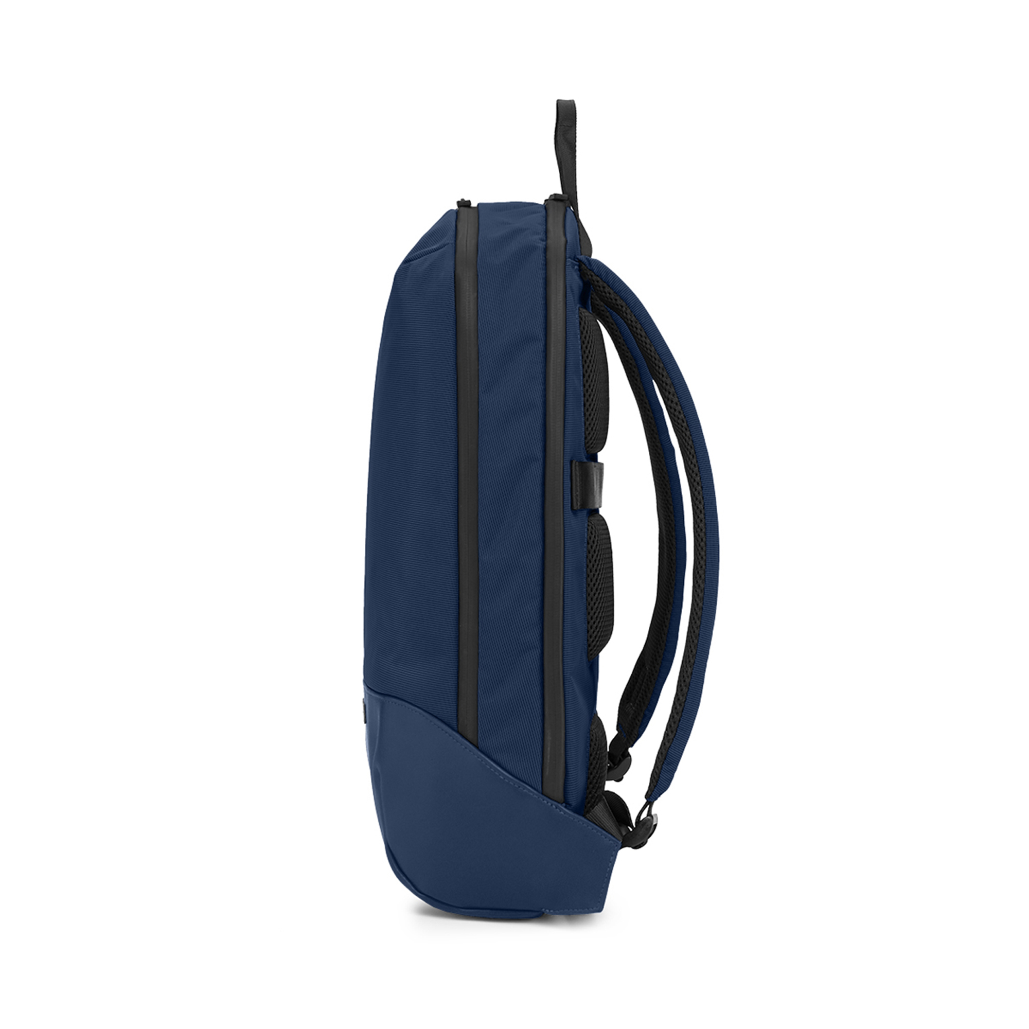 Il lato di uno zaino blu scuro con cinghie e cerniere nere.