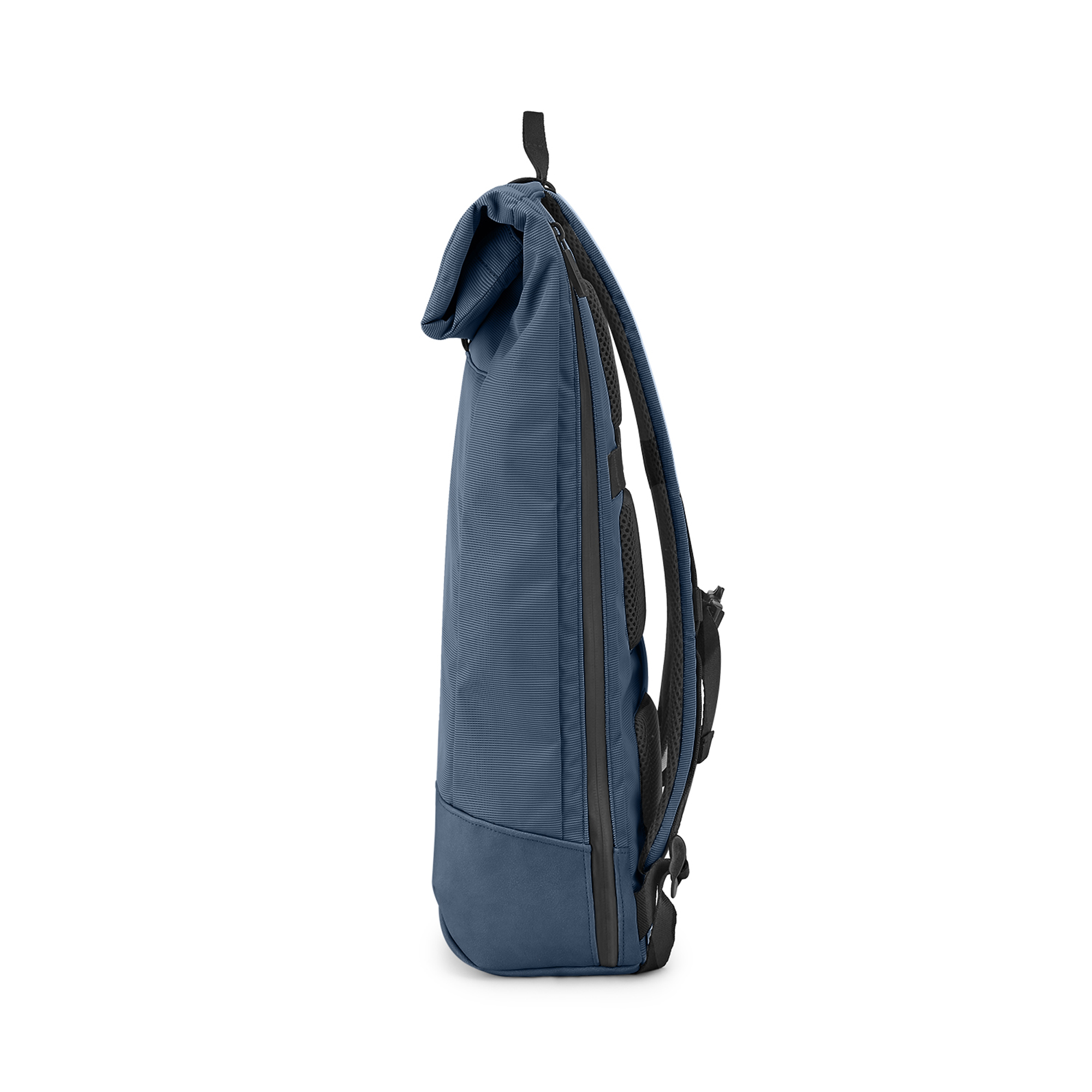 Uno zaino blu con cerniera e spallacci imbottiti, mostrato di lato.
