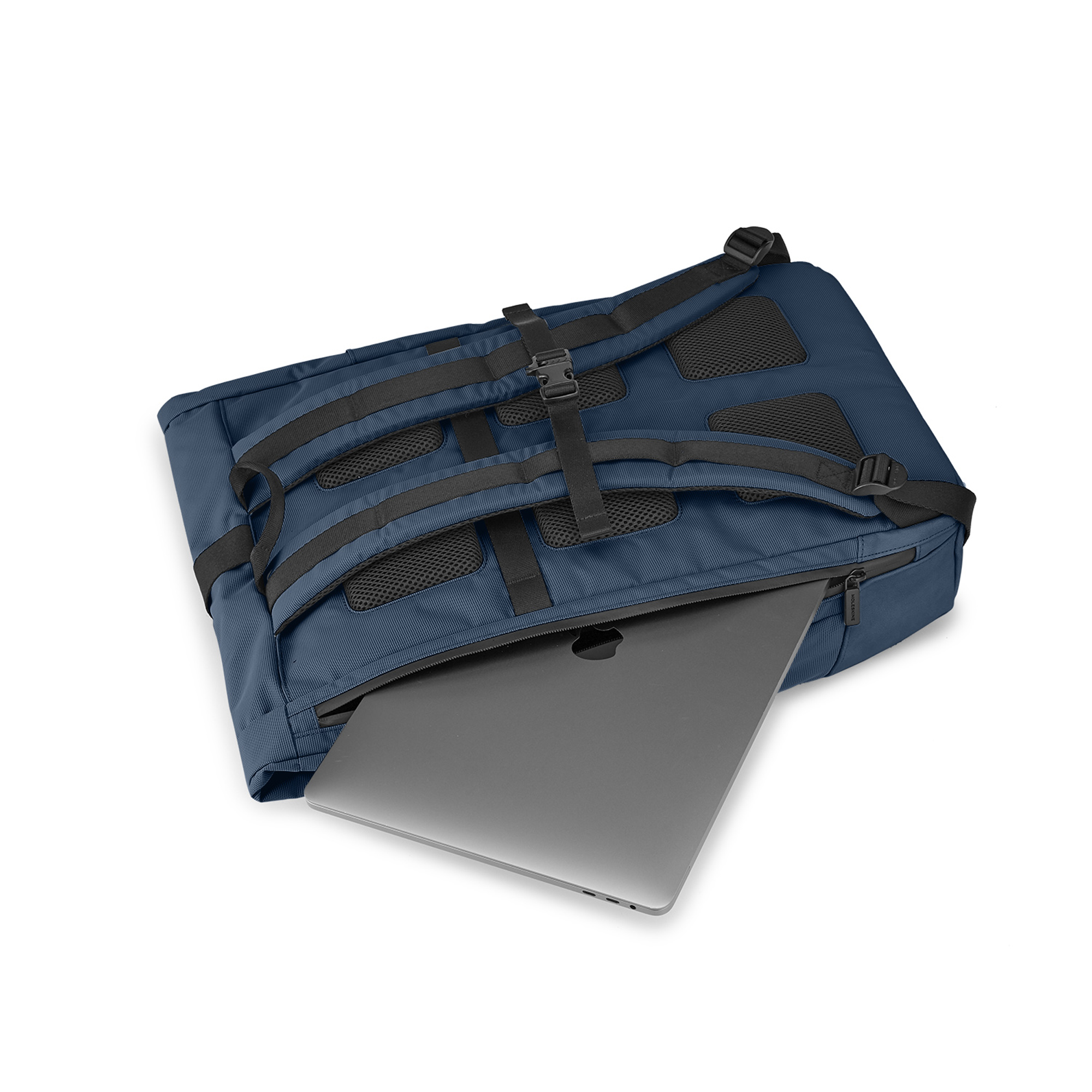 Uno zaino blu con un laptop che spunta da uno scomparto.
