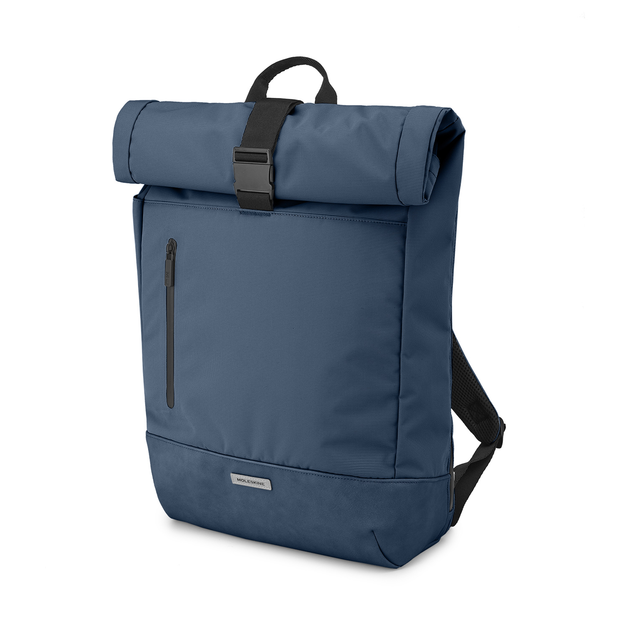 Uno zaino blu con chiusura arrotolabile e una tasca nera con zip.