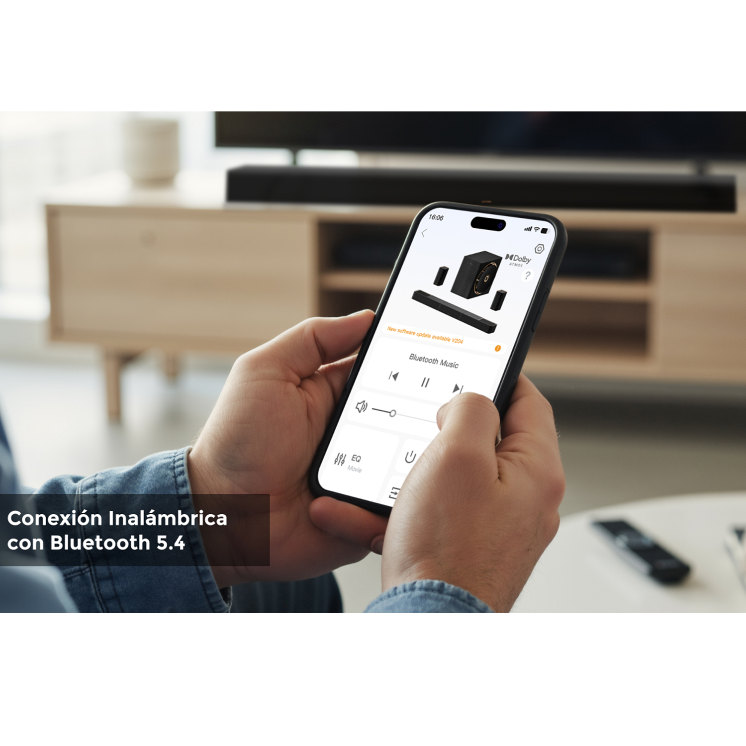 Persona sosteniendo un smartphone que muestra una aplicación de barra de sonido con música Bluetooth.