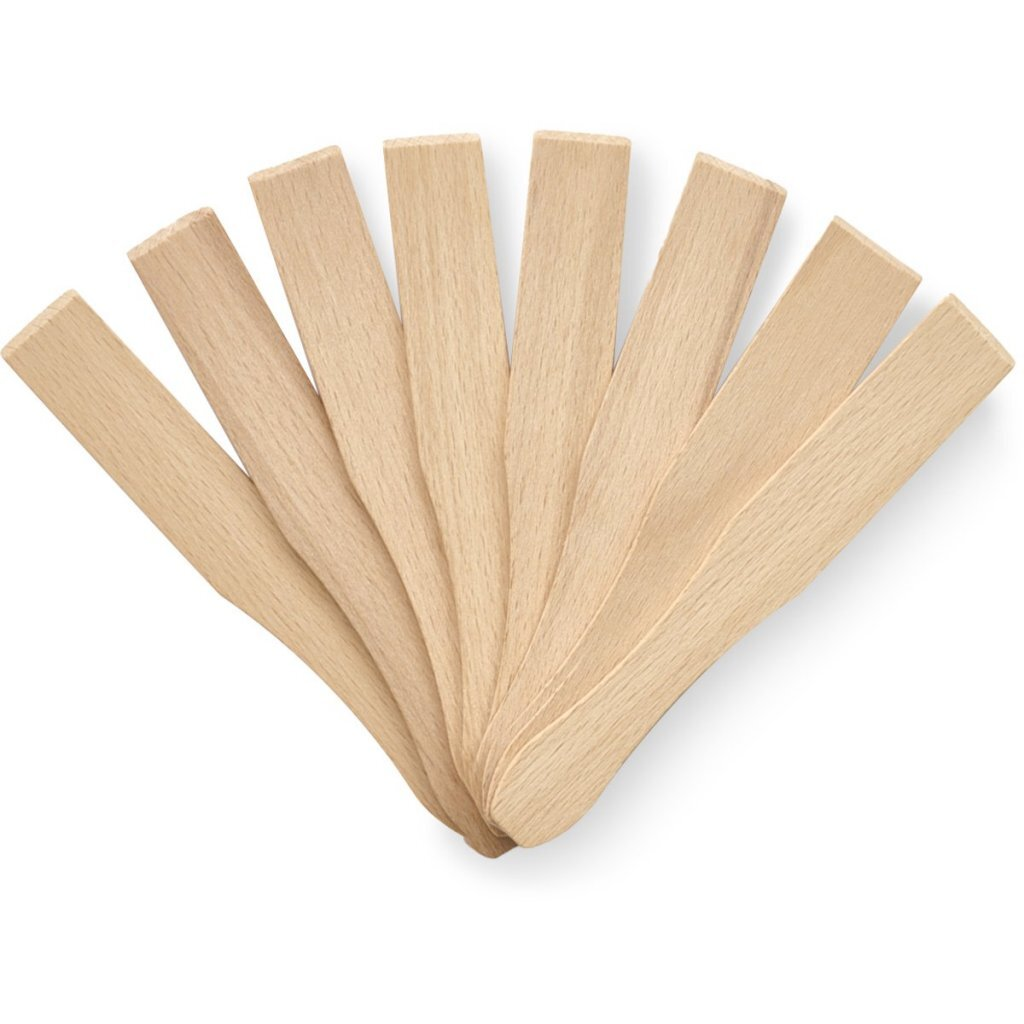 Un ventaglio di sette spatole di legno marrone chiaro su sfondo bianco.