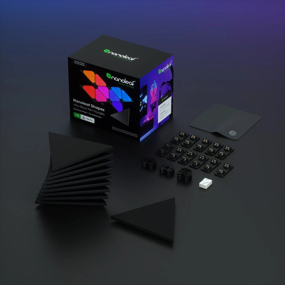 Un pacco di espansione Nanoleaf Shapes Ultra Black Mini Triangles con accessori su sfondo scuro.