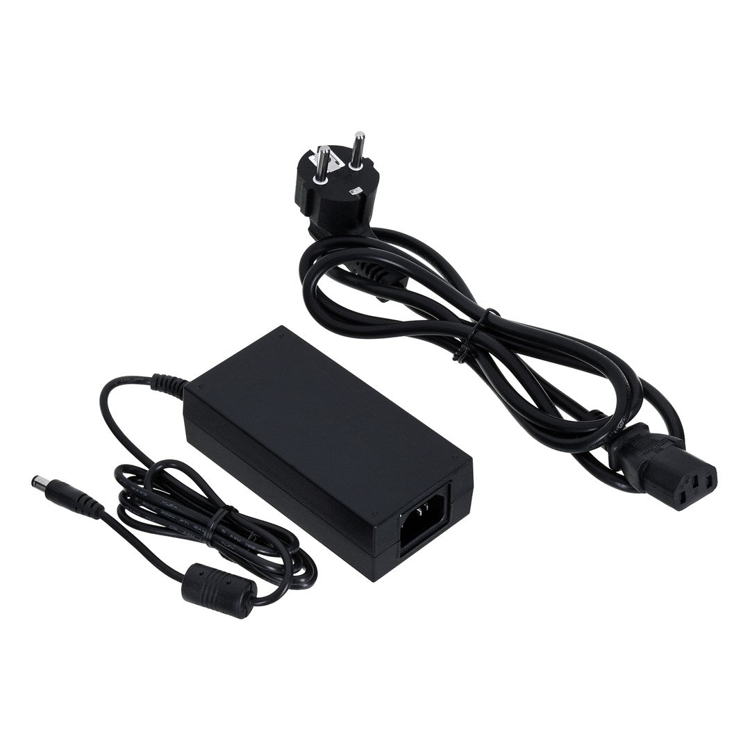 Schwarzer Netzadapter mit zwei Kabeln und Stecker auf weißem Hintergrund.