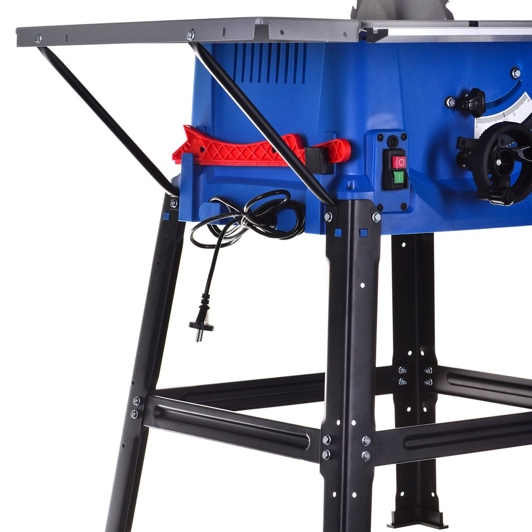 Een blauwe tafelzaag met een zwart metalen onderstel heeft een rode veiligheidskap en een stroomsnoer.