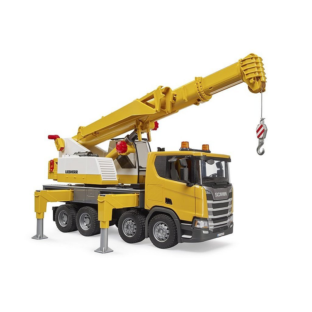 Ein gelber LKW-Kran mit ausgefahrenem Ausleger und Haken steht auf weißem Hintergrund.