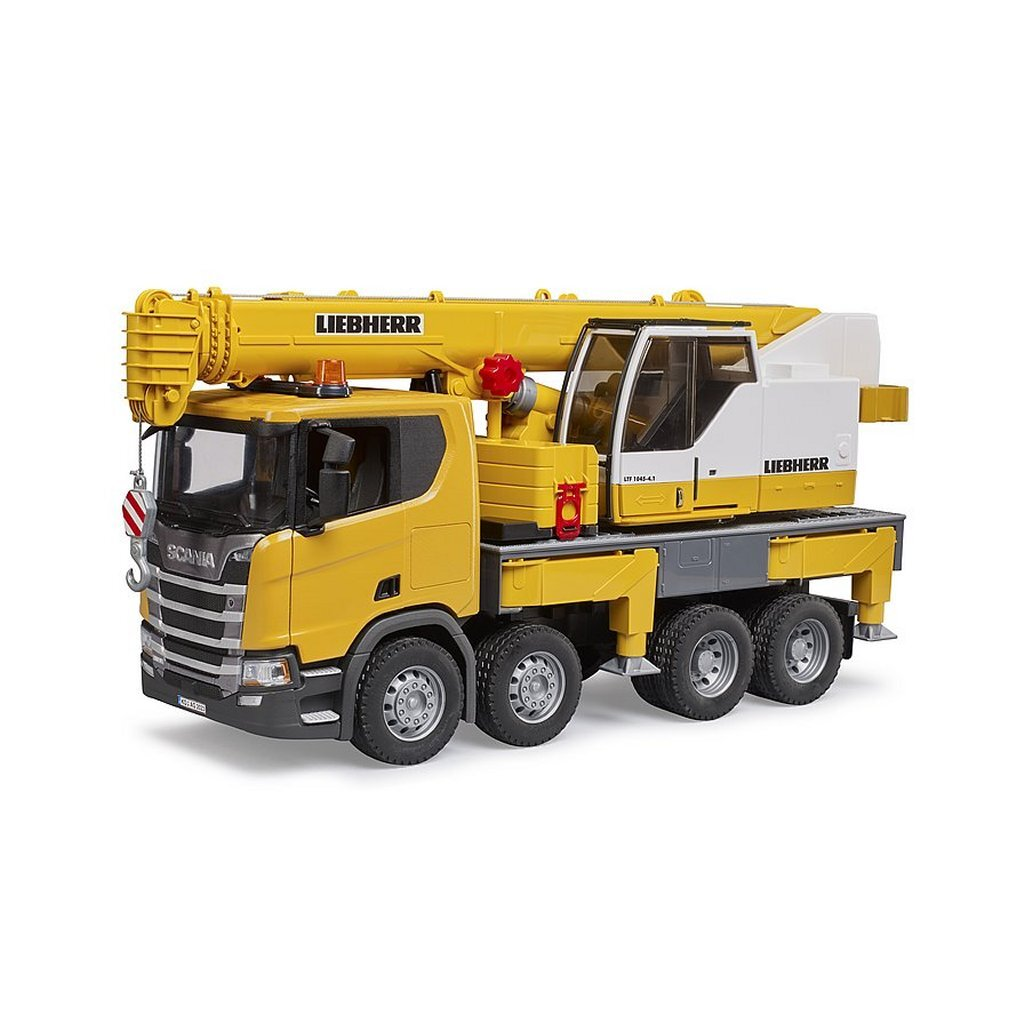Ein gelber Liebherr-Mobilkran mit ausgefahrenem Ausleger steht auf weißem Hintergrund.