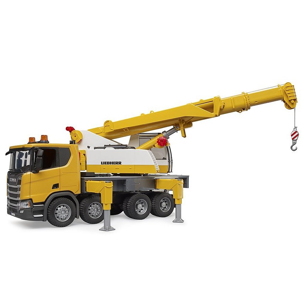 Gelber Liebherr-Kranwagen mit ausgefahrenem Ausleger und Haken.