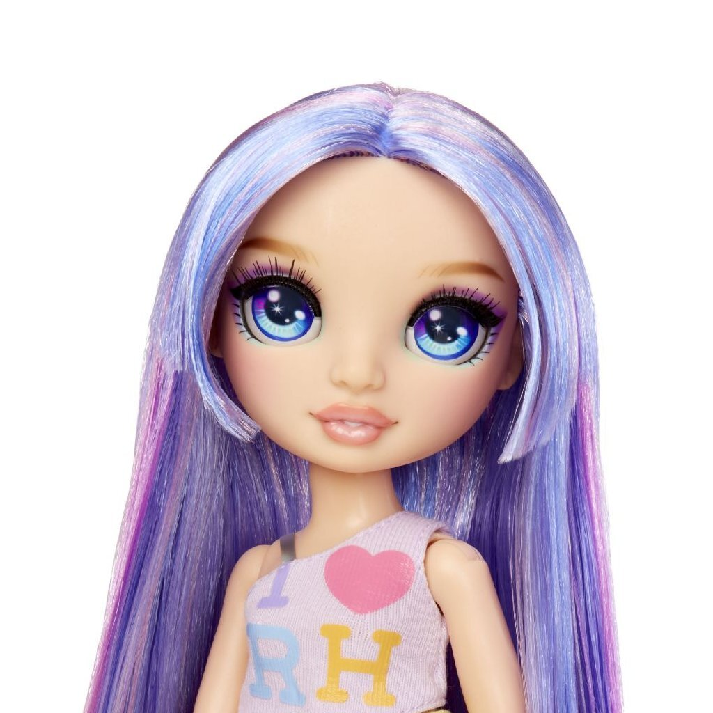 Puppe mit lila und blauen Haaren, blauen Augen und einem rosa Herz auf einem Oberteil.